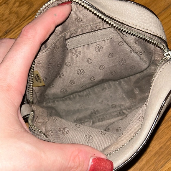 Tory Burch small gray crossbody - Picture 4 of 5